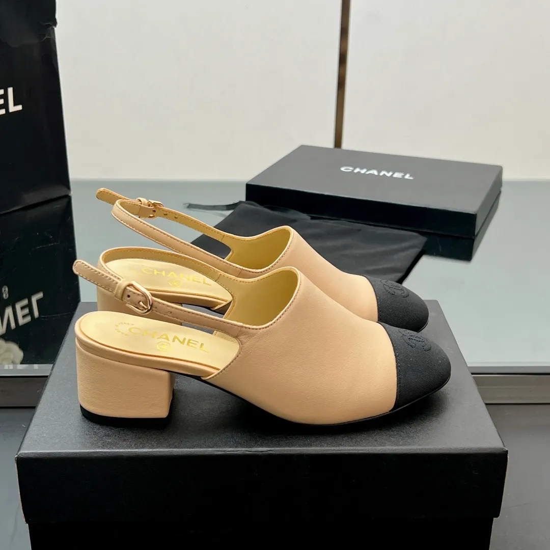 👟👟Ex-factory price 580👟👟 Top quality! Chanel Xiaoxiang 25C early spring new product, thick-heeled cap-toe sandals and back-strap single shoes. Grandma Xiang’s always elegant and ladylike temperament, full of high-end sense, very nice on the feet ~ French style, really beautiful to the top of my heart! An elegant and romantic fairy should be like this! The minimalist color scheme is deeply rooted in people's hearts~ It goes well with either skirts or casual wear! Whether worn barefoot or paired with skirts or trousers, it is very versatile! Incomparably beautiful! Special fairy ✔ Check out the details of my house and take real photos. Fabric: Sheepskin ➕ Grosgrain. Inner pads: all silk sheepskin. Outsole: cowhide outsole imported from Italy. Heel height: 4.5cm. Size: 35-39 (40/41 customized). Comes with counter 🇮🇹 authentic packaging.